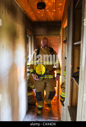 3 marzo 2012 - Modesto, CA, Stati Uniti d'America - Hughson Fire Department Jody Bennett cammina per il corridoio di casa il dipartimento dei vigili del fuoco è in fiamme per la formazione. Vigile del fuoco da circa Stanislao county al lavoro (credito Immagine: © Marty Bicek/ZUMAPRESS.com) Foto Stock