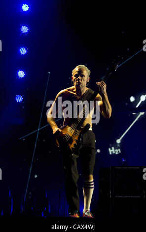 Aprile 30, 2012 - Ottawa, Ontario, Canada - bassista, Flea della band Red Hot Chili Peppers, suona dal vivo durante il loro "Io sono con voi" Tour, a Scotiabank il luogo di Ottawa in Canada il 30 aprile 2012. (Credito Immagine: © Kamal Sellehuddin/ZUMAPRESS.com) Foto Stock