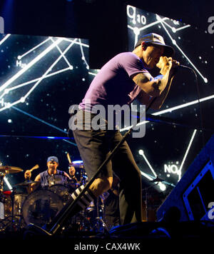 Aprile 30, 2012 - Ottawa, Ontario, Canada - Anthony Kiedis e il batterista Chad Smith della Band Red Hot Chili Peppers, suona dal vivo durante il loro "Io sono con voi" Tour, a Scotiabank il luogo di Ottawa in Canada il 30 aprile 2012. (Credito Immagine: © Kamal Sellehuddin/ZUMAPRESS.com) Foto Stock