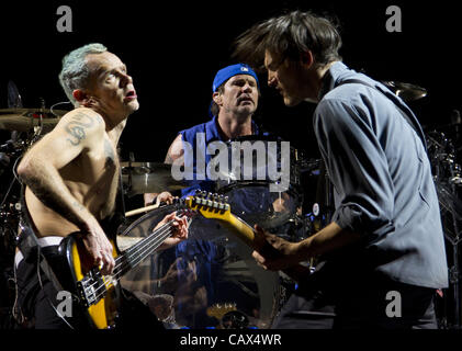 Aprile 30, 2012 - Ottawa, Ontario, Canada - Da sinistra: delle pulci, Chad Smith e Josh Klinghoffer della band Red Hot Chili Peppers suona dal vivo durante il loro sto con voi - tour a Scotiabank il luogo di Ottawa in Canada il 30 aprile 2012. (Credito Immagine: © Kamal Sellehuddin/ZUMAPRESS.com) Foto Stock