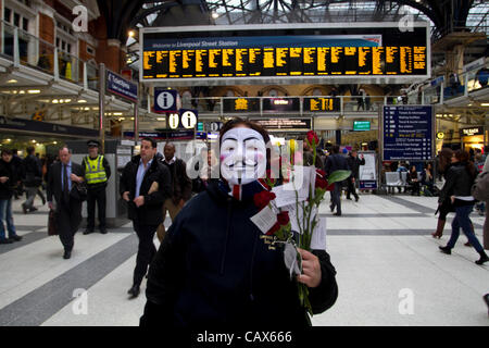 Londra, Regno Unito. Il 1° maggio 2012. Occupare suoi sostenitori hanno occupato la stazione di Liverpool. Protester regalato fiori ai pendolari per contrassegnare la International giorno della festa dei lavoratori. Internazionale dei Lavoratori giorno (noto anche come giorno di maggio) riunisce i sindacati, i lavoratori provenienti da molte comunità internazionali a Londra. Foto Stock