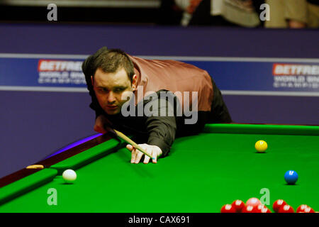 01.05.2012 - Stephen Maguire in azione contro Stephen Hendry ai quarti di finale del World Snooker Snooker campionati a crogiolo, Sheffield. Foto Stock