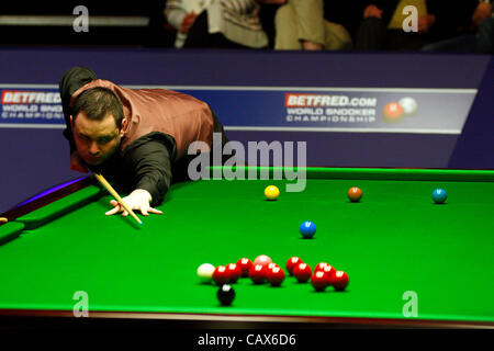 01.05.2012 Stephen Maguire in azione contro Stephen Hendry ai quarti di finale del World Snooker Snooker campionati a crogiolo, Sheffield. Regno Unito. Foto Stock