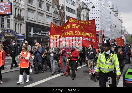 01 maggio 2012 Londra UK. Gli iscritti ai sindacati e anti tagli manifestanti si mescolano annuale sul giorno di maggio marzo. Il mese di marzo ha seguito un percorso attraverso il centro di Londra la finitura con un Rally in Trafalgar Square. Foto Stock