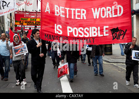 Londra, Regno Unito. 1 Maggio, 2012. Dimostrazione da parte dei sindacati e di altre organizzazioni dei lavoratori per contrassegnare l annuale giorno di maggio o la festa del lavoro. Gruppi da tutte le nazionalità provenienti da tutto il mondo, che vivono a Londra si sono riuniti a marzo per un rally nella zona centrale di Londra, Regno Unito. Foto Stock