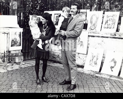 PAT WAYNE con Yvonne Craig.(Immagine di credito: Â© P.I.P/Globe foto/ZUMAPRESS.com) Foto Stock