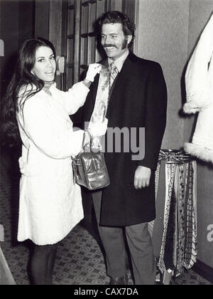 PAT WAYNE con Yvonne Craig.(Immagine di credito: Â© P.I.P/Globe foto/ZUMAPRESS.com) Foto Stock