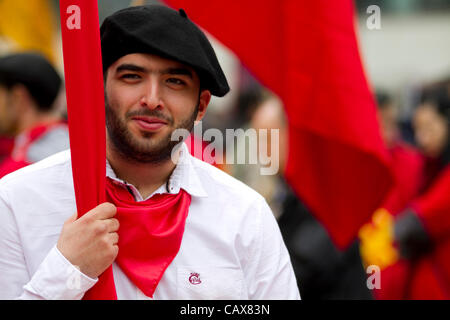 Londra, Regno Unito. Il 1° maggio 2012. Sindacalisti, i lavoratori e le organizzazioni sindacali e le comunità a Londra si sono riuniti per il giorno di maggio marzo per contrassegnare il internazionale dei lavoratori giorno (noto anche come giorno di maggio). I sostenitori hanno marciato da Clerkenwell Road a Trafalgar Square a Londra. Foto Stock