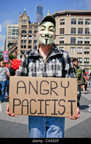 Protester il segno a maggio Giorno protesta (lavoratori internazionali giorno) a Manhattan, New York City. Può1, 2012. Foto Stock