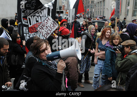 Il 1 maggio, 2012, migliaia di occupare Toronto manifestanti, i sostenitori e i gruppi di lavoratori fatta convergere a Nathan Philips Square al rally e marzo attraverso il centro cittadino di Toronto, l'avvio di occupare 2.0. Foto Stock