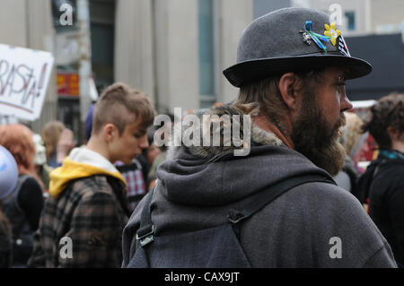 Il 1 maggio, 2012, migliaia di occupare Toronto manifestanti, i sostenitori e i gruppi di lavoratori fatta convergere a Nathan Philips Square al rally e marzo attraverso il centro cittadino di Toronto, l'avvio di occupare 2.0. Foto Stock