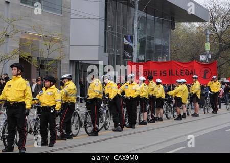 Il 1 maggio, 2012, migliaia di occupare Toronto manifestanti, i sostenitori e i gruppi di lavoratori fatta convergere a Nathan Philips Square al rally e marzo attraverso il centro cittadino di Toronto, l'avvio di occupare 2.0. Foto Stock