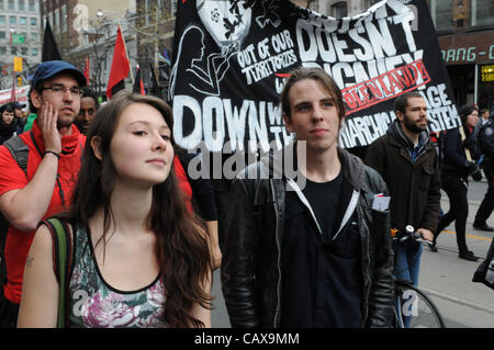 Il 1 maggio, 2012, migliaia di occupare Toronto manifestanti, i sostenitori e i gruppi di lavoratori fatta convergere a Nathan Philips Square al rally e marzo attraverso il centro cittadino di Toronto, l'avvio di occupare 2.0. Foto Stock