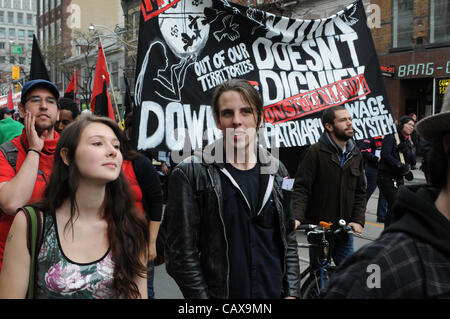 Il 1 maggio, 2012, migliaia di occupare Toronto manifestanti, i sostenitori e i gruppi di lavoratori fatta convergere a Nathan Philips Square al rally e marzo attraverso il centro cittadino di Toronto, l'avvio di occupare 2.0. Foto Stock