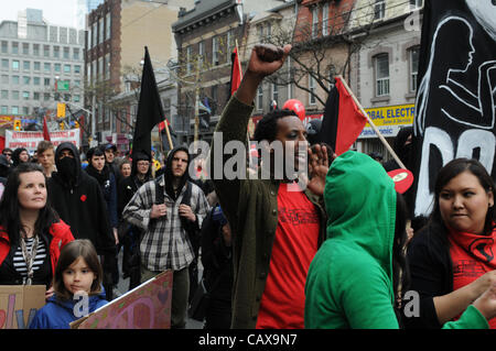 Il 1 maggio, 2012, migliaia di occupare Toronto manifestanti, i sostenitori e i gruppi di lavoratori fatta convergere a Nathan Philips Square al rally e marzo attraverso il centro cittadino di Toronto, l'avvio di occupare 2.0. Foto Stock