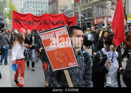 Il 1 maggio, 2012, migliaia di occupare Toronto manifestanti, i sostenitori e i gruppi di lavoratori fatta convergere a Nathan Philips Square al rally e marzo attraverso il centro cittadino di Toronto, l'avvio di occupare 2.0. Foto Stock