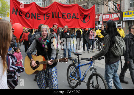 Il 1 maggio, 2012, migliaia di occupare Toronto manifestanti, i sostenitori e i gruppi di lavoratori fatta convergere a Nathan Philips Square al rally e marzo attraverso il centro cittadino di Toronto, l'avvio di occupare 2.0. Foto Stock