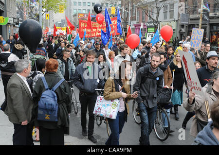 Il 1 maggio, 2012, migliaia di occupare Toronto manifestanti, i sostenitori e i gruppi di lavoratori fatta convergere a Nathan Philips Square al rally e marzo attraverso il centro cittadino di Toronto, l'avvio di occupare 2.0. Foto Stock