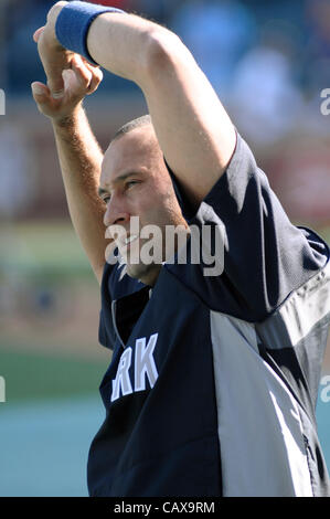 Aprile 30, 2012 - Arlington, Texas, Stati Uniti d'America - 25 aprile 2012. Arlington Tx. Stati Uniti d'America. Derek Jeter durante la pratica di ovatta prima che il gioco tra il Texas Rangers contro i New York Yankees durante una partita MLB a Rangers Ballpark in Arlington, Texas.nov. 6, 2010. Denver Nuggets ha giocato il Dallas Maveric Foto Stock