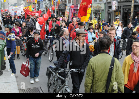 Il 1 maggio, 2012, migliaia di occupare Toronto manifestanti, i sostenitori e i gruppi di lavoratori fatta convergere a Nathan Philips Square al rally e marzo attraverso il centro cittadino di Toronto, l'avvio di occupare 2.0. Foto Stock