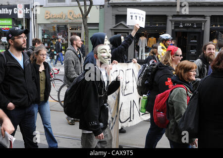 Il 1 maggio, 2012, migliaia di occupare Toronto manifestanti, i sostenitori e i gruppi di lavoratori fatta convergere a Nathan Philips Square al rally e marzo attraverso il centro cittadino di Toronto, l'avvio di occupare 2.0. Foto Stock