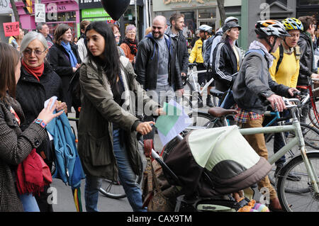 Il 1 maggio, 2012, migliaia di occupare Toronto manifestanti, i sostenitori e i gruppi di lavoratori fatta convergere a Nathan Philips Square al rally e marzo attraverso il centro cittadino di Toronto, l'avvio di occupare 2.0. Foto Stock