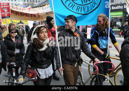 Il 1 maggio, 2012, migliaia di occupare Toronto manifestanti, i sostenitori e i gruppi di lavoratori fatta convergere a Nathan Philips Square al rally e marzo attraverso il centro cittadino di Toronto, l'avvio di occupare 2.0. Foto Stock