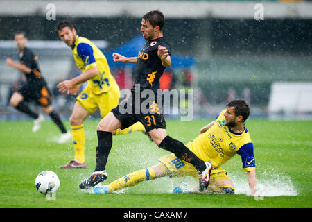 Fabio Borini (Roma), Perparim Hetemaj (Chievo), 1 maggio 2012 - Calcio : Italiano 'Serie A' match tra Chievo Verona 0-0 come Roma allo Stadio Marc'Antonio Bentegodi a Verona, Italia. (Foto di Maurizio Borsari/AFLO) [0855] Foto Stock