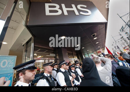 Regno Unito intonso target delle organizzazioni che utilizzano workfare dopo il giorno di maggio marcia di protesta contro il governo tagli al welfare, pensioni e invalidità disposizione. Gli obiettivi comprendono Macdonald's, Greggs e Holland & Barret nel centro di Londra, Regno Unito, 1 maggio 2012 Foto Stock