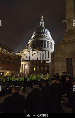 Londra, Regno Unito. 1 maggio 2012 tende e banner sono state erette davanti all'ingresso principale del London Stock Exchange all'interno di Paternoster square dai membri di occupare il movimento. La polizia è riuscita a convincere la maggioranza della gente a lasciare la piazza intorno alle ore 22.30 e 5 arresti sono stati. Foto Stock