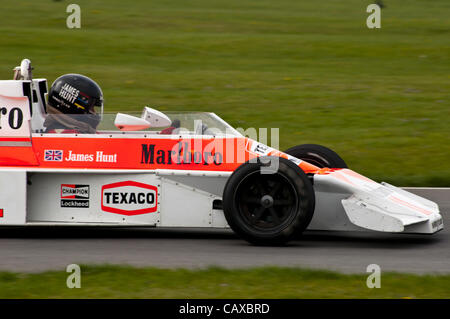 James caccia McLaren scene di ripresa per il film Rush diretto da Ron Howard a Snetterton circuito di gara in Norfolk, Regno Unito, Foto Stock