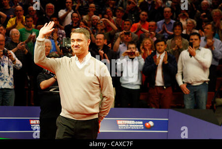 02.05.2012. Crogiolo, Sheffield, Yorkshire, Inghilterra. Stephen Hendry - Omaggio a sette volte campione del mondo di Stephen Hendry, che ha annunciato il suo ritiro dal gioco professionale dopo il suo quarto di finale sconfitta da Stephen Maguire presso il crogiolo. Foto Stock