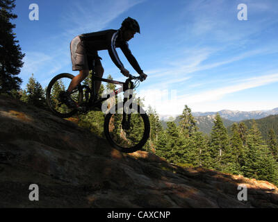 Dic 03, 2007 - Camp Nelson, California, Stati Uniti d'America - Mountain bike include: cross country escursioni in bicicletta, Equitazione in discesa, freeride, dirt jump e prove/street di equitazione. Lo sport richiede endurance, bike abilità di manipolazione e di autosufficienza. Si tratta di un singolo sport che possono essere eseguite quasi ovunque. Vi Foto Stock