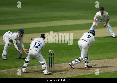 02.05.2012 Birmingham, Inghilterra. Warwickshire v Contea di Durham. Graham cipolle alla battuta per Durham durante la contea di LV gara di campionato giocato a Edgbaston. Foto Stock