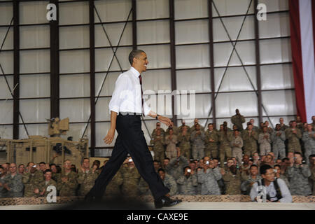 Il Presidente Usa Barack Obama arriva a indirizzo personale militare si sono riuniti il 2 maggio 2012 a Bagram Air Field, Afghanistan. Il presidente è arrivato su una visita a sorpresa in Afghanistan a firmare un accordo con il Presidente afgano Hamid Karzai impostazione del percorso per la eventuale ritiro delle forze USA. Foto Stock