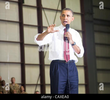 Il Presidente Usa Barack Obama affronta il personale militare si sono riuniti il 2 maggio 2012 a Bagram Air Field, Afghanistan. Il presidente è arrivato su una visita a sorpresa in Afghanistan a firmare un accordo con il Presidente afgano Hamid Karzai impostazione del percorso per la eventuale ritiro delle forze USA. Foto Stock