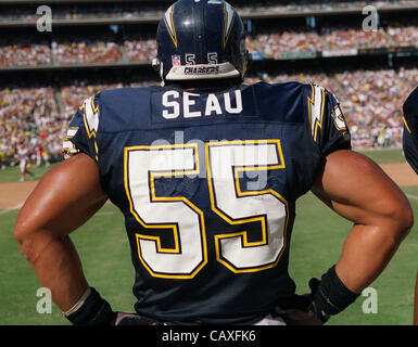 2 maggio 2012 - San Diego, CA, Stati Uniti d'America - 8 Settembre 1996 - San Diego, California, Stati Uniti d'America - JUNIOR SEAU dei San Diego Chargers sorge in disparte durante una partita contro i Bengals nel 1996. Seau era considerato uno dei migliori giocatori di mai vincere un Super Bowl e si distingue per la sua carriera 12 Pro B Foto Stock