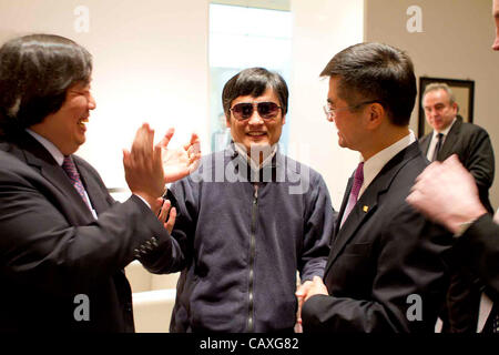 Cieco avvocato dissidente Chen Guangcheng, centro, con l'ambasciatore statunitense in Cina Gary Locke, destra, come advisor legale Harold Koh, sinistra, applaude prima di lasciare l'Ambasciata USA AMBASCIATA per un ospedale Maggio 2, 2012 a Pechino, in Cina. Chen scampati agli arresti domiciliari e fuggirono verso l Ambasciata degli Stati Uniti è ora chiedendo di lea Foto Stock