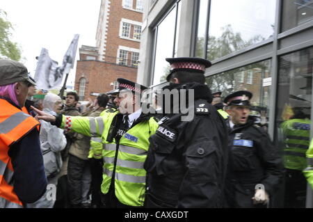 03 maggio 2012 Carter Lane Londra UK. La giustizia climatica collettivo di protestare contro il tentativo di distruggere il Regno Unito Energy Summit di Londra. Il collettivo protestavano contro il cambiamento climatico e la povertà di combustibile e la chiamata per energia pulita. Foto Stock