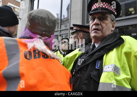 03 maggio 2012 Carter Lane CE4 Londra UK. La giustizia climatica collettivo di protestare contro il tentativo di distruggere il Regno Unito Energy Summit di Londra. Il collettivo protestavano contro il cambiamento climatico e la povertà di combustibile e la chiamata per energia pulita. Foto Stock