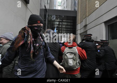 03 maggio 2012 Carter Lane CE4 Londra UK. La giustizia climatica collettivo di protestare contro il tentativo di distruggere il Regno Unito Energy Summit di Londra. Il collettivo protestavano contro il cambiamento climatico e la povertà di combustibile e la chiamata per energia pulita. Foto Stock