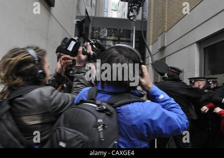 03 maggio 2012 Carter Lane CE4 Londra UK. La giustizia climatica collettivo di protestare contro il tentativo di distruggere il Regno Unito Energy Summit di Londra. Il collettivo protestavano contro il cambiamento climatico e la povertà di combustibile e la chiamata per energia pulita. Foto Stock