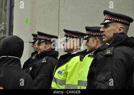 03 maggio 2012 Carter Lane CE4 Londra UK. Linea di polizia come la giustizia climatica collettivo di tentativo di distruggere il Regno Unito Energy Summit di Londra. Il collettivo protestavano contro il cambiamento climatico e la povertà di combustibile e la chiamata per energia pulita. Foto Stock