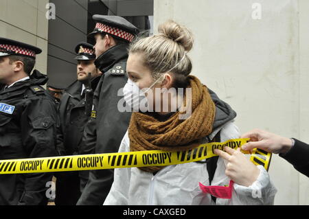 03 maggio 2012 Carter Lane CE4 Londra UK. La giustizia climatica collettivo di protestare contro il tentativo di distruggere il Regno Unito Energy Summit di Londra. Il collettivo protestavano contro il cambiamento climatico e la povertà di combustibile e la chiamata per energia pulita. Foto Stock