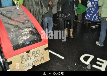 03 maggio 2012 Godliman Street London REGNO UNITO. La giustizia climatica collettivo di protestare contro il tentativo di distruggere il Regno Unito Energy Summit di Londra. Il collettivo protestavano contro il cambiamento climatico e la povertà di combustibile e la chiamata per energia pulita. Foto Stock