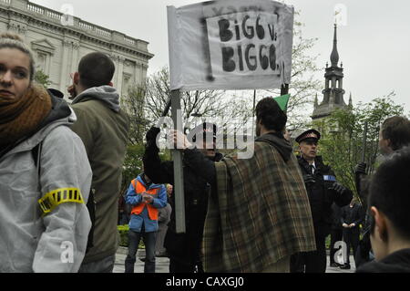 03 maggio 2012 Carter Lane Gardens, Londra UK. Un poliziotto sguaina la sua bacchetta in corrispondenza di un manifestante durante la UK Energy Summit di Londra. Il clima della giustizia sono stati collettivi che protestavano contro il cambiamento climatico e la povertà di combustibile e la chiamata per energia pulita. Foto Stock