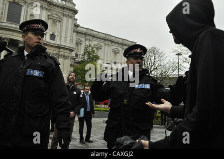 03 maggio 2012 Carter Lane Gardens, Londra UK. Poliziotti di brandire la loro manganelli in corrispondenza di un manifestante durante la UK Energy Summit di Londra. Il clima della giustizia sono stati collettivi che protestavano contro il cambiamento climatico e la povertà di combustibile e la chiamata per energia pulita. Foto Stock