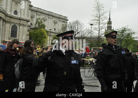 03 maggio 2012 Carter Lane Gardens, Londra UK. Un poliziotto sguaina la sua bacchetta durante la UK Energy Summit di Londra. Il clima della giustizia sono stati collettivi che protestavano contro il cambiamento climatico e la povertà di combustibile e la chiamata per energia pulita. Foto Stock