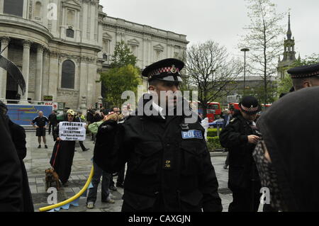 03 maggio 2012 Carter Lane Gardens, Londra UK. Un poliziotto sguaina la sua bacchetta in corrispondenza di un manifestante durante la UK Energy Summit di Londra. Il clima della giustizia sono stati collettivi che protestavano contro il cambiamento climatico e la povertà di combustibile e la chiamata per energia pulita. Foto Stock