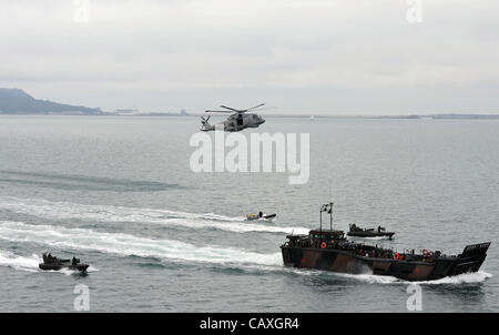 HMS baluardo, Royal Navy flagship, Gran Bretagna, UK, landing craft e risposta rapida barche e Merlin elicottero dalla nave Foto Stock